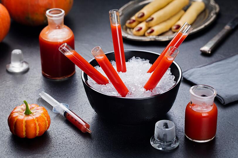 Noch authentischer wird die Bloody Mary in Reagenzgläsern oder Spritzen. Da die Gefäße natürlich zu klein für Eiswürfel sind, sollte man sie in einer Eisschüssel anbieten. Noch authentischer wird die Bloody Mary in Reagenzgläsern oder Spritzen. Da die Gefäße natürlich zu klein für Eiswürfel sind, sollte man sie in einer Eisschüssel anbieten.