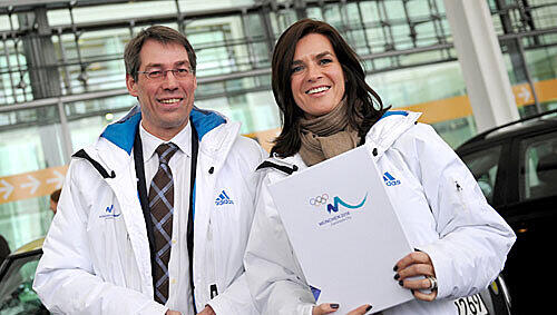Kati Witt und Bernhard Schwank mit dem Bid Book vor dem Münchner Flughafen. Kati Witt und Bernhard Schwank mit dem Bid Book vor dem Münchner Flughafen.