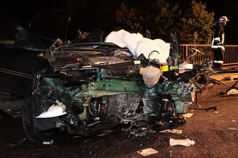Bei einem Horror-Unfall in der Nähe von Altötting wurde dieses Auto völlig zerfetzt.