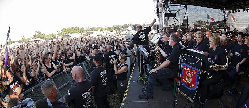 Am Mittwoch kamen die meisten Fans schon angereist, um am Donnerstag das größte Metal-Festival der Welt zu feiern. Aufgrund von Regenfällen waren Teile des Festivalgeländes noch ziemlich matschig - doch wen störts? Die Metall-Fans jedenfalls nicht! Die Bilder von Anreise und erstem Abend