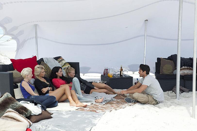 Der Bachelor Jan redet mit seinen Ladys (v.li.) Melanie, Nina, Natascha und Conny beim Gruppendate am Witsand Beach.