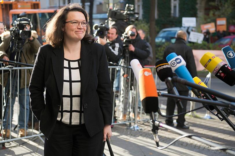 Da ist Andrea Nahles noch frisch und hat die 17 Stunden Mammutsitzung noch vor sich.