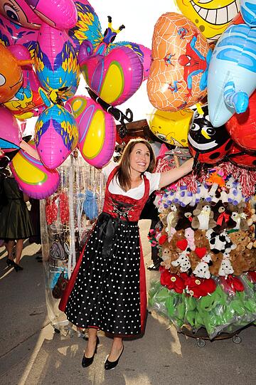 Promis auf dem Oktoberfest! Da geht dem Sportsfreund das Herzerl auf: Die Sportmoderatorinnen Britta Hofmann (Im Dirndl von Alpenprinzessin), Karolin Oltersdorf (Im Angermaier-Dirndl), Birgit Nössing (Das Dirndl) und Jessica Kastrop (Basler-Dirndl) zeigen ihre sexy Dirndl auf dem Oktoberfest. Die schönen Bilder.