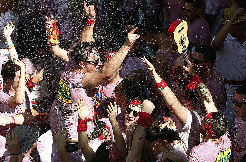 Fans und Demonstranten auf dem Sanfermines-Festival 2015 in Pamplona.
