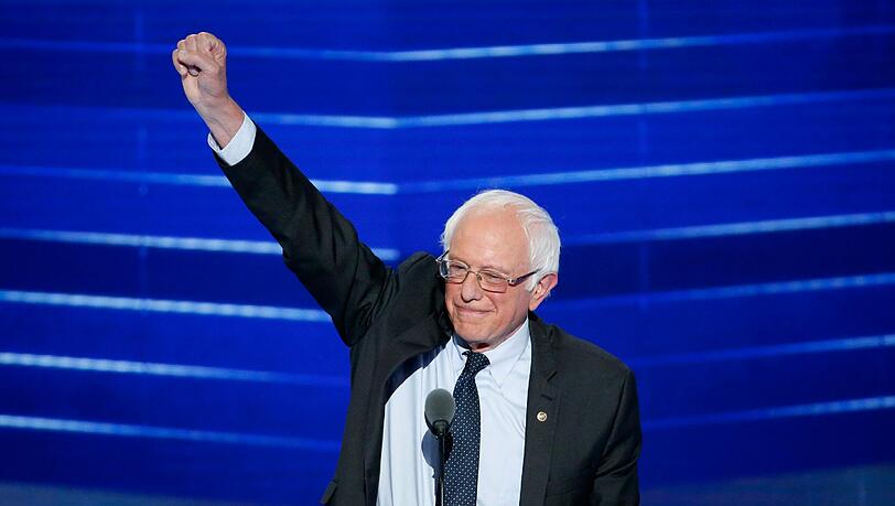 Bernie Sanders auf dem Parteitag der US-Demokraten in Philadelphia: "Wir müssen Trump schlagen, und wir müssen Hillary Clinton wählen." Foto: Shawn Thew Bernie Sanders auf dem Parteitag der US-Demokraten in Philadelphia: "Wir müssen Trump schlagen, und wir müssen Hillary Clinton wählen." Foto: Shawn Thew