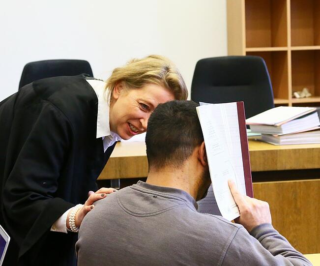 Hassan A. spricht mit seiner Verteidigerin Ricarda Lang. Er muss sich wegen versuchten Mordes vor Gericht verantworten.