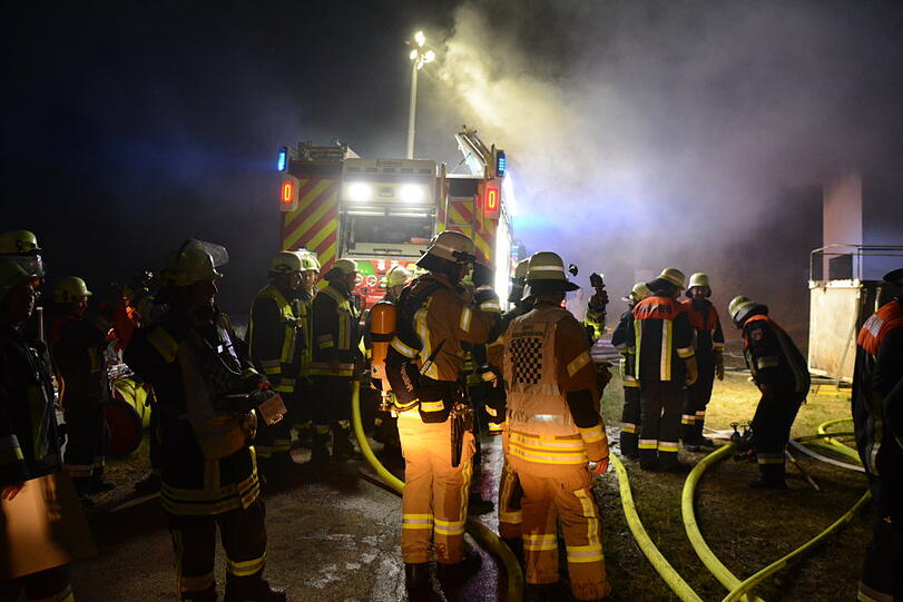 Die Maschinenhalle kam vergleichsweise unbeschadet davon - dafür zerstörte der Brand einen Traktor sowie mehrere Anhänger. Die Bilder aus Gerzen bei Landshut.