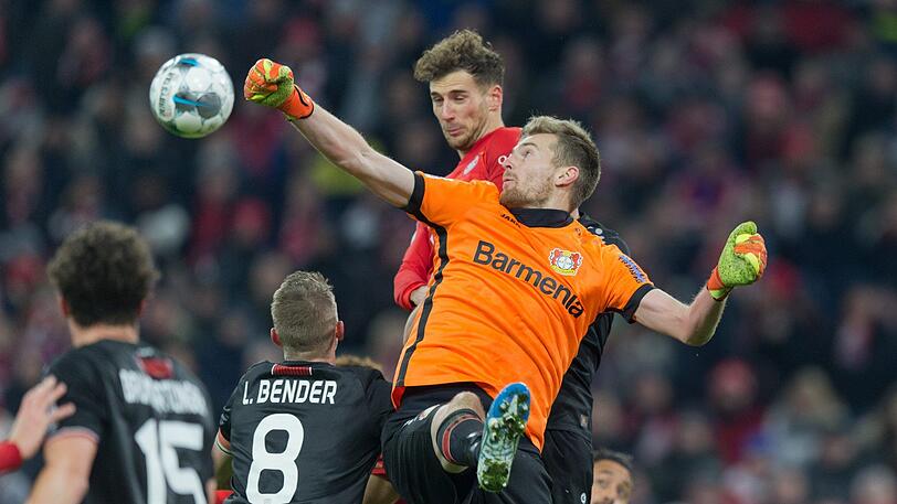 Lukas Hradecky (vorne) im Luftduell mit Leon Goretzka