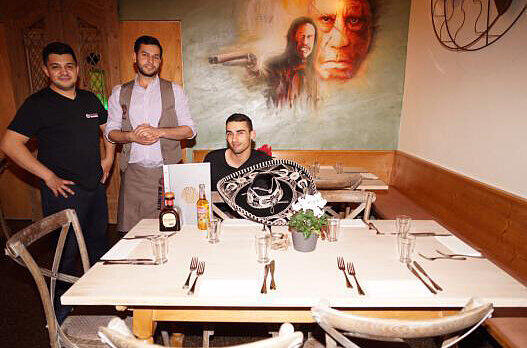 Barkeeper Ümit (l.) und die Kellner Mahlou und Hrvoje.