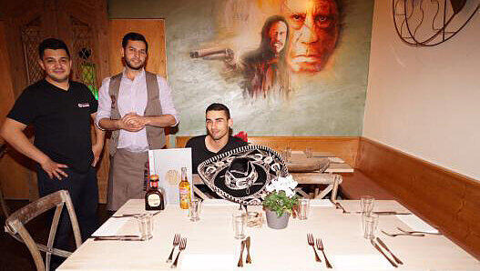 Barkeeper Ümit (l.) und die Kellner Mahlou und Hrvoje. Barkeeper Ümit (l.) und die Kellner Mahlou und Hrvoje.