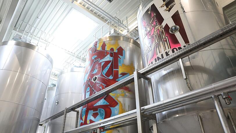 Kunst am Tank: Brauerei-Chef Steffen Marx engagierte bekannte Graffiti-Künstler für schönere Bierkessel.