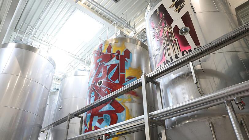 Kunst am Tank: Brauerei-Chef Steffen Marx engagierte bekannte Graffiti-Künstler für schönere Bierkessel. Kunst am Tank: Brauerei-Chef Steffen Marx engagierte bekannte Graffiti-Künstler für schönere Bierkessel.
