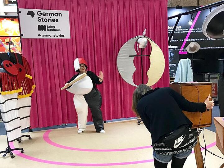Am Stand "German Stories" auf der Buchmesse in Taipeh lässt sich eine Besucherin im Bauhaus-Kostüm fotografieren.