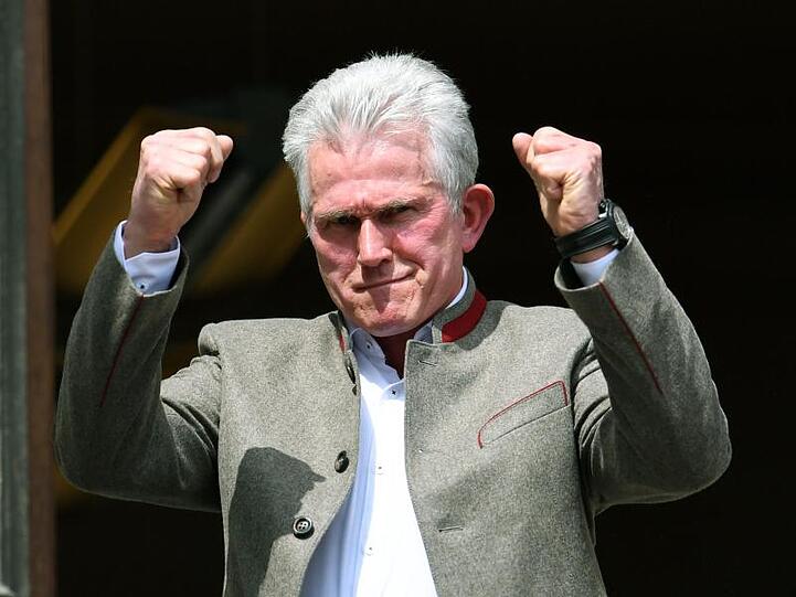 Jupp Heynckes, der frühere Trainer von München, ballt die Fäuste bei der Meisterfeier. Foto: Tobias Hase/dpa/Archivbild