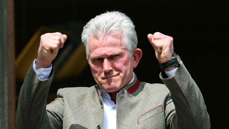 Jupp Heynckes, der frühere Trainer von München, ballt die Fäuste bei der Meisterfeier. Foto: Tobias Hase/dpa/Archivbild Jupp Heynckes, der frühere Trainer von München, ballt die Fäuste bei der Meisterfeier. Foto: Tobias Hase/dpa/Archivbild