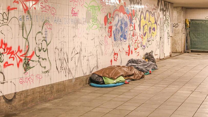 Ein Lager in einer Unterführung an der Arnulfstraße. Ein Lager in einer Unterführung an der Arnulfstraße.