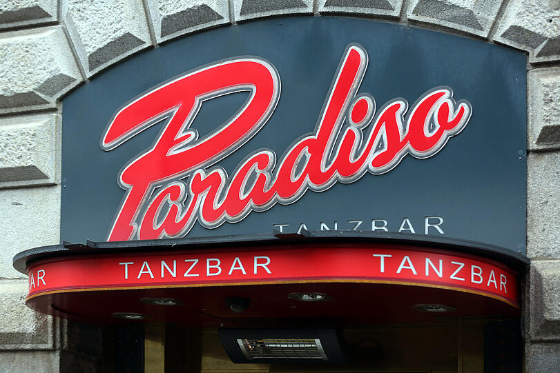 10. Rumfordstraße 2: In der heutigen Paradiso Tanzbar befand sich in den 70er und 80er Jahren der Travestie-Club Old Mrs. Henderson. Wer wissen will, wie's damals aussah: Das Musikvideo zum Song "Living on my own" wurde dort auf der Party zu Freddie Mercurys 39. Geburtstag gedreht.