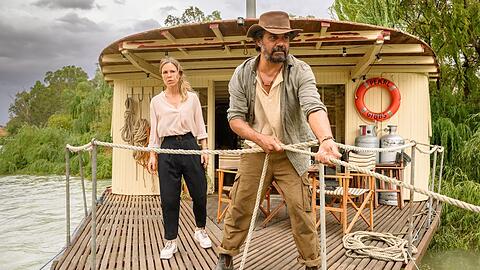 "Barfuß durch Australien": Svenja (Anneke Kim Sarnau) und Kalti (Aaron Pedersen) finden das Boot der Teenager.