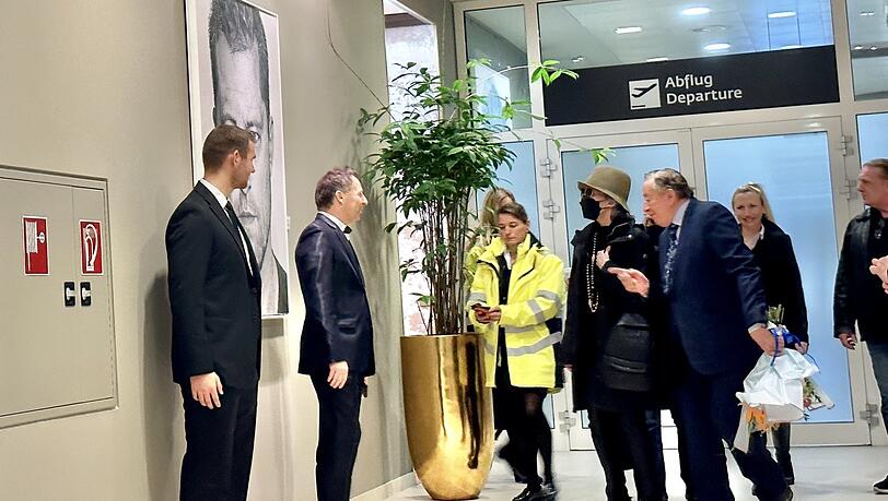 Ankunft in Wien: Lugner (r.) begrüßt die vermummte Fonda.