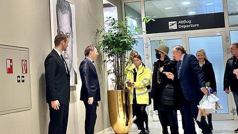 Ankunft in Wien: Lugner (r.) begrüßt die vermummte Fonda.