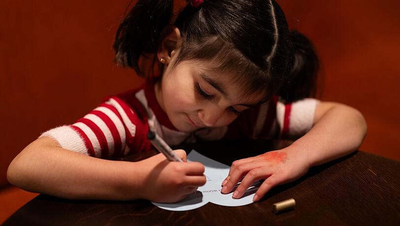 Möchten Sie gern Christkind spielen und benachteiligten Münchner Kindern Weihnachtswünsche erfüllen? Aktuell geht das beim Kultur-Wunschbaum des Vereins Kulturraum München (online). Und in zwölf Stadtbibliotheken, in denen Wunschbäume mit kleinen Wünschen von Münchnern stehen. Möchten Sie gern Christkind spielen und benachteiligten Münchner Kindern Weihnachtswünsche erfüllen? Aktuell geht das beim Kultur-Wunschbaum des Vereins Kulturraum München (online). Und in zwölf Stadtbibliotheken, in denen Wunschbäume mit kleinen Wünschen von Münchnern stehen.