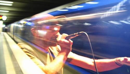 Slam Poet Telhaim auf der U-Bahn.