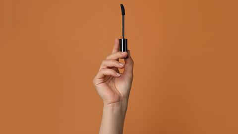 Braune Mascara sorgt für einen sanfteren Wimpernkranz.
