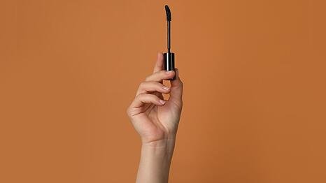 Braune Mascara sorgt für einen sanfteren Wimpernkranz.