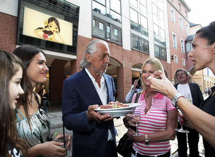 Charles Schumann feiert seine &bdquo;Tagesbar&ldquo; &ndash; natürlich auch mitten auf der Straße. Die besten Bilder der Jubiläums-Fete.