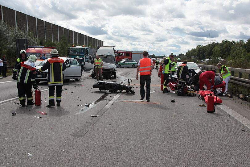 Tragische Aufnahmen vom Unfallgeschehen auf der A99 Richtung Nürnberg Höhe Hohenbrunn.