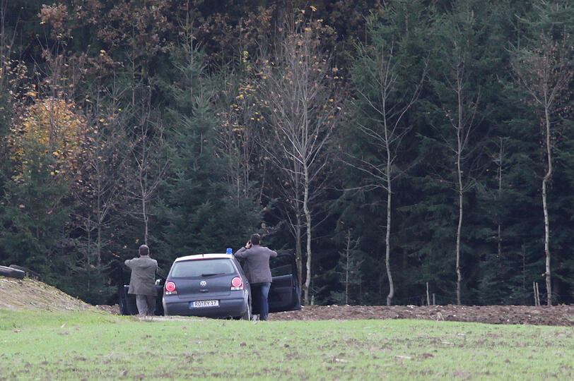 Nach der Verfolgungsjagd flüchten die Täter zu Fuß. Die Polizei bittet um Mithilfe.