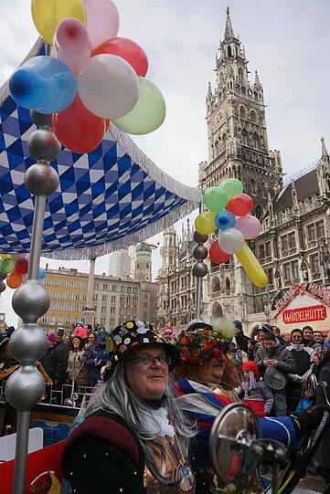 Weitere Bilder vom Faschingsumzug der "Damischen Ritter" in München am 08. Februar 2015.
