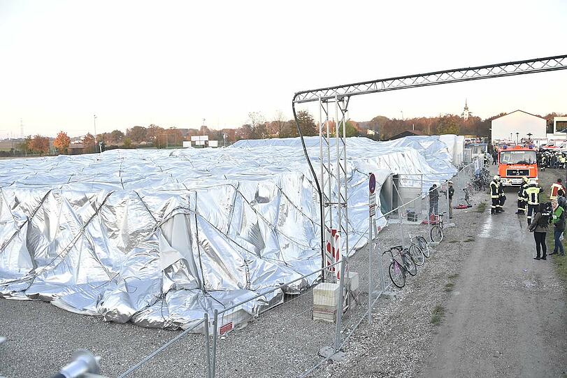 Nach dem Brand in einem Wohnabteil kollabierte die Traglufthalle.