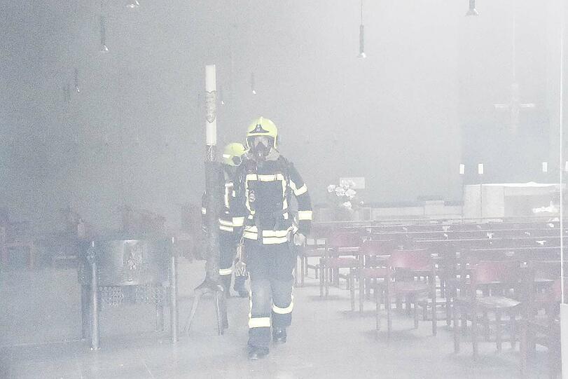 Der Christbaum in der Kirche fing Feuer und griff auf die danebenstehende Krippe über. Die Feuerwehr konnte den Brand allerdings schnell löschen.
