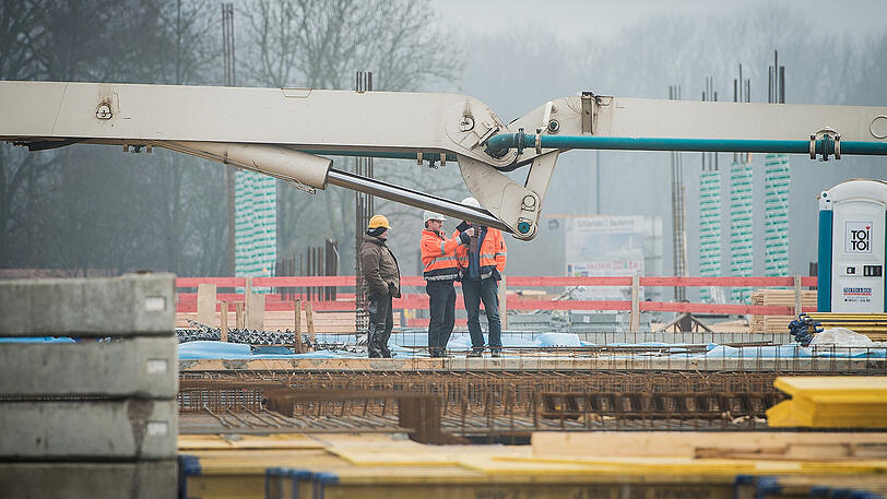 Am Donnerstagvormittag stürzte auf einer Baustelle in Freising eine Betonpumpe auf zwei Arbeiter - sie starben noch vor Ort.