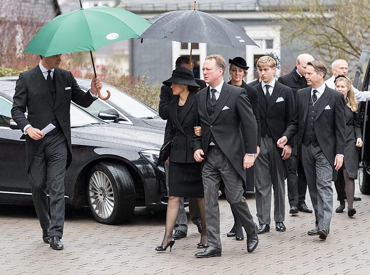 Gustav Prinz zu Sayn-Wittgenstein-Berleburg und Carina Axelsson gehen zu den Trauerfeierlichkeiten