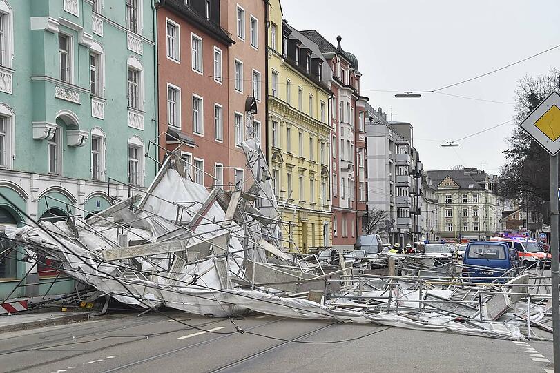 Einfach umgekippt: Das Gerüst vor dem Anwesen Ismaninger Straße 126 ist am Freitag eingestürzt. Zum Glück ging gerade niemand vorbei.