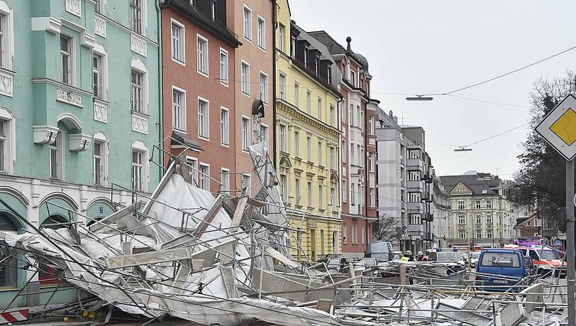 Einfach umgekippt: Das Gerüst vor dem Anwesen Ismaninger Straße 126 ist am Freitag eingestürzt. Zum Glück ging gerade niemand vorbei. Einfach umgekippt: Das Gerüst vor dem Anwesen Ismaninger Straße 126 ist am Freitag eingestürzt. Zum Glück ging gerade niemand vorbei.
