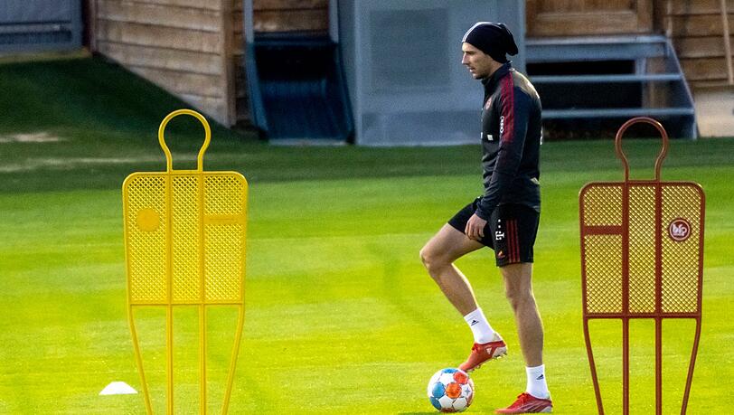 Leon Goretzka läuft über den Trainingsplatz.