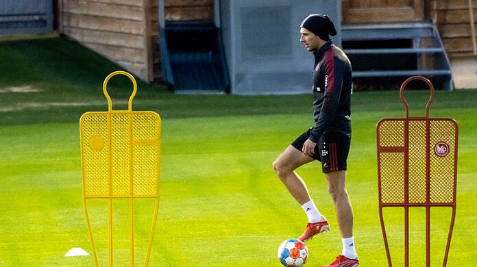 Leon Goretzka läuft über den Trainingsplatz.