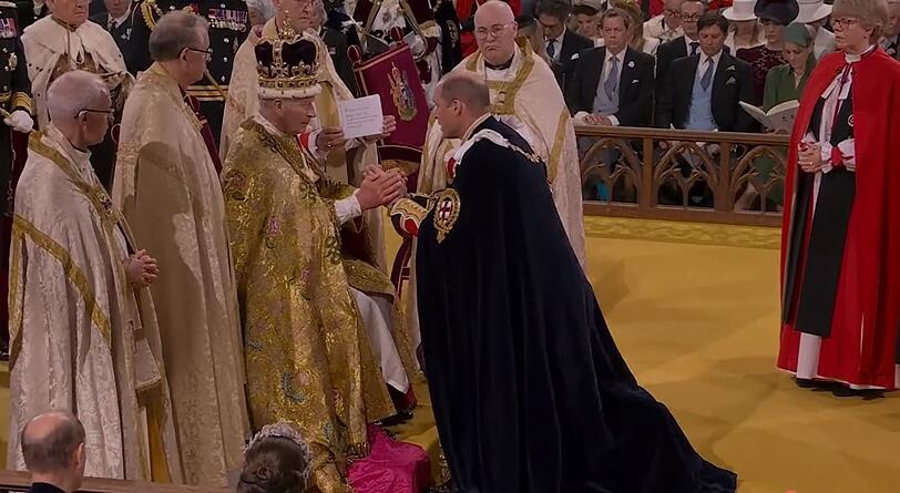 Prinz William geht vor König Charles auf die Knie.