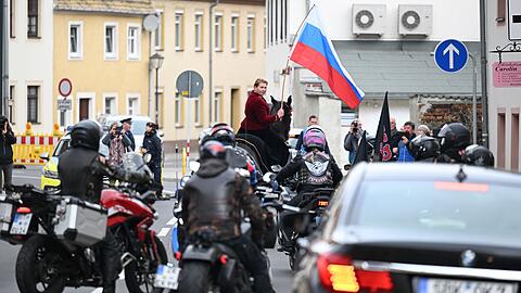 Auch Rocker der "Nachtwölfe" legten Kränze nieder.