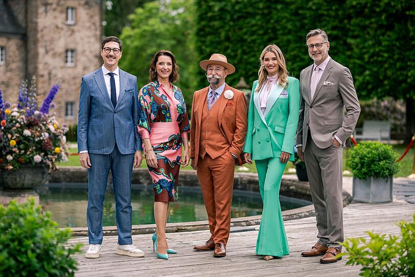 Horst Lichter (Mitte) und sein Expertenteam haben sich für die Sommer-Spezialausgabe in Schale geworfen: Colmar Schulte-Goltz (links), Wendela Horz (zweite von links), Dr. Bianca Berding und Detlev Kümmel. Horst Lichter (Mitte) und sein Expertenteam haben sich für die Sommer-Spezialausgabe in Schale geworfen: Colmar Schulte-Goltz (links), Wendela Horz (zweite von links), Dr. Bianca Berding und Detlev Kümmel.