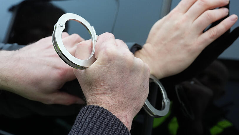 Nach einem sexuellen &Uuml;bergriff in einer Schwabinger Bar nehmen Polizisten einen Verd&auml;chtigen fest. (Symbolbild)