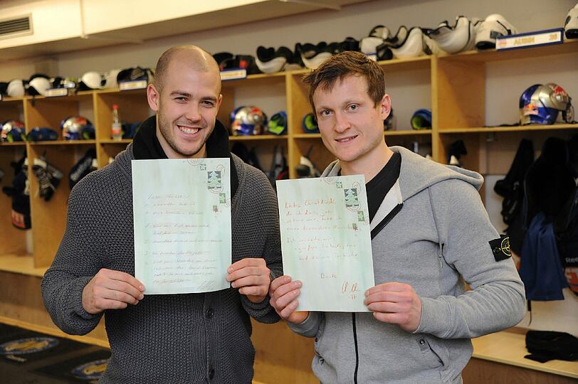 Die EHC-Spieler Sören Sturm und Uli Maurer.