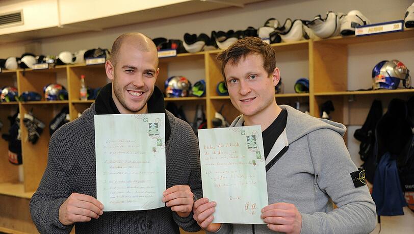 Die EHC-Spieler Sören Sturm und Uli Maurer. Die EHC-Spieler Sören Sturm und Uli Maurer.