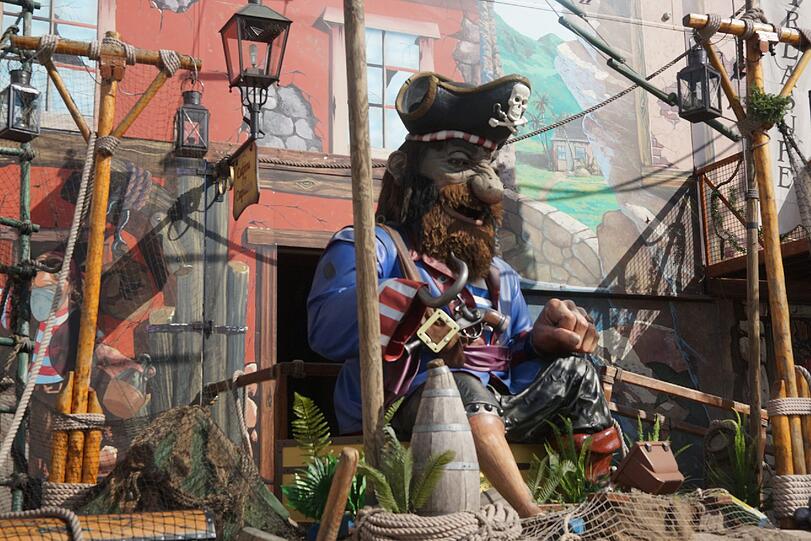 Argh! Auf der Wiesn kommen auch Freibeuter auf ihre Kosten! Das Pirates Adventure High Tech Laufgeschäft sorgt für Stimmung.