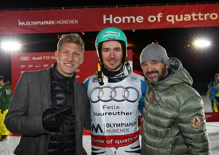 Glückwunsch: Am 1.1.2013 gratuliert Bastian Schweinsteiger seinem Kumpel Felix Neureuther und Papa Christian zum Weltcup-Sieg am Münchner Olympiaberg. Foto: Sammy Minkoff