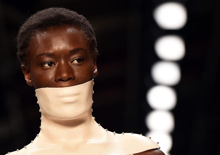 Die Kreationen von Marina Hoermanseder auf der Fashion Week in Berlin.