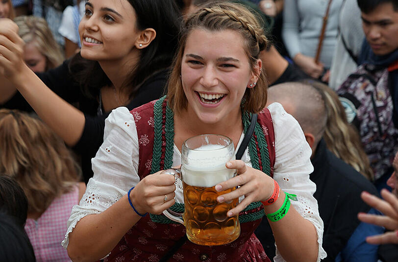 Und irgendwann gab es dann kein Halten mehr: ausgelassene Stimmung im Hofbräuzelt.